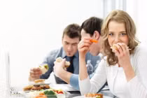 Mẹo nhỏ khi ăn trưa giúp bạn giảm cân