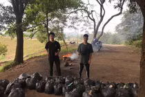 Thanh niên Việt khắp nơi hào hứng tham gia “Thử thách dọn rác“