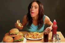 4 kiểu ăn tối đang âm thầm "ăn mòn" sức khỏe của cả gia đình