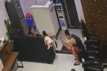 "Tố" nam đồng nghiệp chụp lén vùng kín con gái 2 tuổi: Cưng nựng hay ấu dâm?