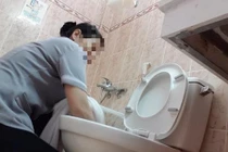 Dư luận dậy sóng với hình ảnh NV khách sạn “dùng khăn tắm lau bồn cầu”