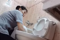 Dư luận dậy sóng với hình ảnh NV khách sạn “dùng khăn tắm lau bồn cầu”