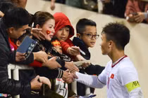 Quang Hải đến nắm tay mẹ sau khi thắng U23 Indonesia