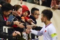 Quang Hải đến nắm tay mẹ sau khi thắng U23 Indonesia