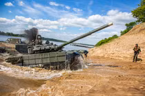 Mục kích Công binh Nga so tài đưa xe tăng vượt sông