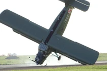 Siêu "máy bay bà già" An-2 hạ cánh bằng mũi, đường băng tóe lửa