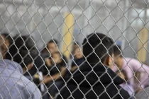 Bên trong khu tạm giữ trẻ em nhập cư khiến dư luận Mỹ sục sôi