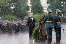 Hình ảnh lãnh đạo thế giới dầm mưa tôn vinh liệt sĩ