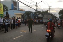 Văng khỏi vòng tay cha, bé 2 tuổi tử vong tại chỗ