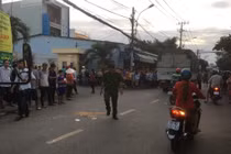 Văng khỏi vòng tay cha, bé 2 tuổi tử vong tại chỗ