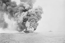 Kẻ lỳ đòn: Tàu sân bay Mỹ sống sót trước đòn cảm tử Thần phong