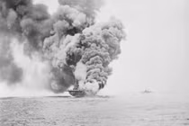 Kẻ lỳ đòn: Tàu sân bay Mỹ sống sót trước đòn cảm tử Thần phong