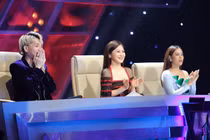 Sau ồn ào đá xéo, Hương Tràm công khai hát ca khúc của Chi Pu 