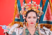 Hoa hậu H’Hen Niê gây sốt khi diện bộ trang phục đính đầy “bánh mì” 