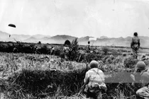 Những bức ảnh hiếm có về cuộc đổ bộ của Pháp xuống Điện Biên Phủ