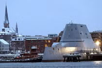 Khu trục hạm tàng hình Mỹ thay cả động cơ vì lý do không ngờ