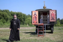 Kỳ thú nhà thờ di động ra tận chiến trường của quân đội Nga