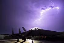 Máy bay chiến đấu chống chịu với bão bằng cách nào