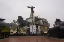 Xác “ngáo ộp” B-52 nằm cắm đầu ở Hà Nội lên báo Mỹ