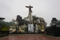 Xác “ngáo ộp” B-52 nằm cắm đầu ở Hà Nội lên báo Mỹ