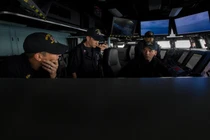 Đột nhập khu trục hạm lớn nhất của Hải quân Mỹ