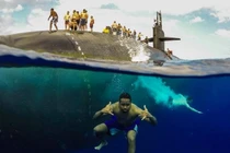 Choáng ngợp “bể bơi” di động của tàu ngầm Mỹ