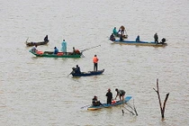 Lật thuyền gỗ tự chế, 3 người mất tích giữa dòng sông Đà