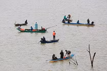 Lật thuyền gỗ tự chế, 3 người mất tích giữa dòng sông Đà