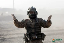 Mục kích xe tăng thiết giáp Trung Quốc kéo quân tập trận