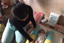 Xót lòng với cảnh bé gái 14 tuổi chăm con sau khi bị xâm hại