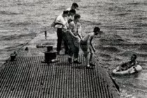 Khoảnh khắc cố Tổng thống Bush hồi trẻ được… tàu ngầm cứu vớt