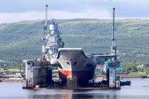 Bị cần cẩu 70 tấn đè, tàu sân bay Nga thủng boong tàu