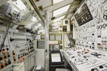 Cuộc sống chật chội bên trong tàu ngầm già nhất nước Anh