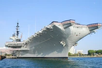 Hy hữu: Cuộc đối đầu giữa thuyền buồm và tàu sân bay Mỹ