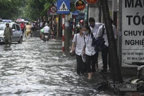 Hà Nội mưa lớn, nữ sinh hổn hển vượt sóng về nhà