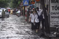 Hà Nội mưa lớn, nữ sinh hổn hển vượt sóng về nhà