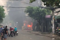 Bãi ôtô gần sân bay Tân Sơn Nhất cháy dữ dội, khu dân cư hỗn loạn
