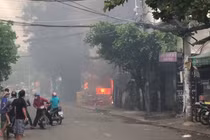 Bãi ôtô gần sân bay Tân Sơn Nhất cháy dữ dội, khu dân cư hỗn loạn