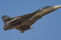 Mất 20 năm chiến đấu cơ Ấn Độ mới tiếp liệu được trên không