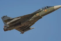 Mất 20 năm chiến đấu cơ Ấn Độ mới tiếp liệu được trên không