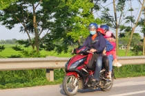 Chưa hết nghỉ lễ, người dân lỉnh kỉnh đồ đạc về Hà Nội sớm