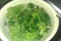 Khi rửa rau cho thêm thứ này vào nước mới khử được mọi hóa chất