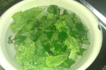 Khi rửa rau cho thêm thứ này vào nước mới khử được mọi hóa chất