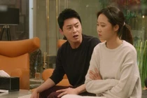 Nhìn bình rượu thuốc vơi đi nhiều, nghi ngờ có người lạ trong nhà