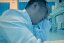 Bác sĩ thường xuyên chóng mặt, lắp camera phát hiện chuyện rùng mình