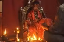 Hé lộ gây sốc cuộc đời bi thảm của 'thánh nữ' Ấn Độ