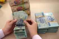 Vì sao nhiều ngân hàng hạ lãi suất tiền gửi những tháng cuối năm?