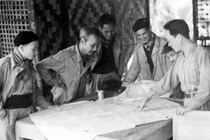 Chủ tịch Hồ Chí Minh trên đường ra mặt trận