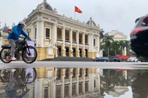 Thủ đô Hà Nội vắng vẻ không tiếng xe cộ sáng đầu năm mới Nhâm Dần 2022