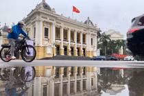 Thủ đô Hà Nội vắng vẻ không tiếng xe cộ sáng đầu năm mới Nhâm Dần 2022